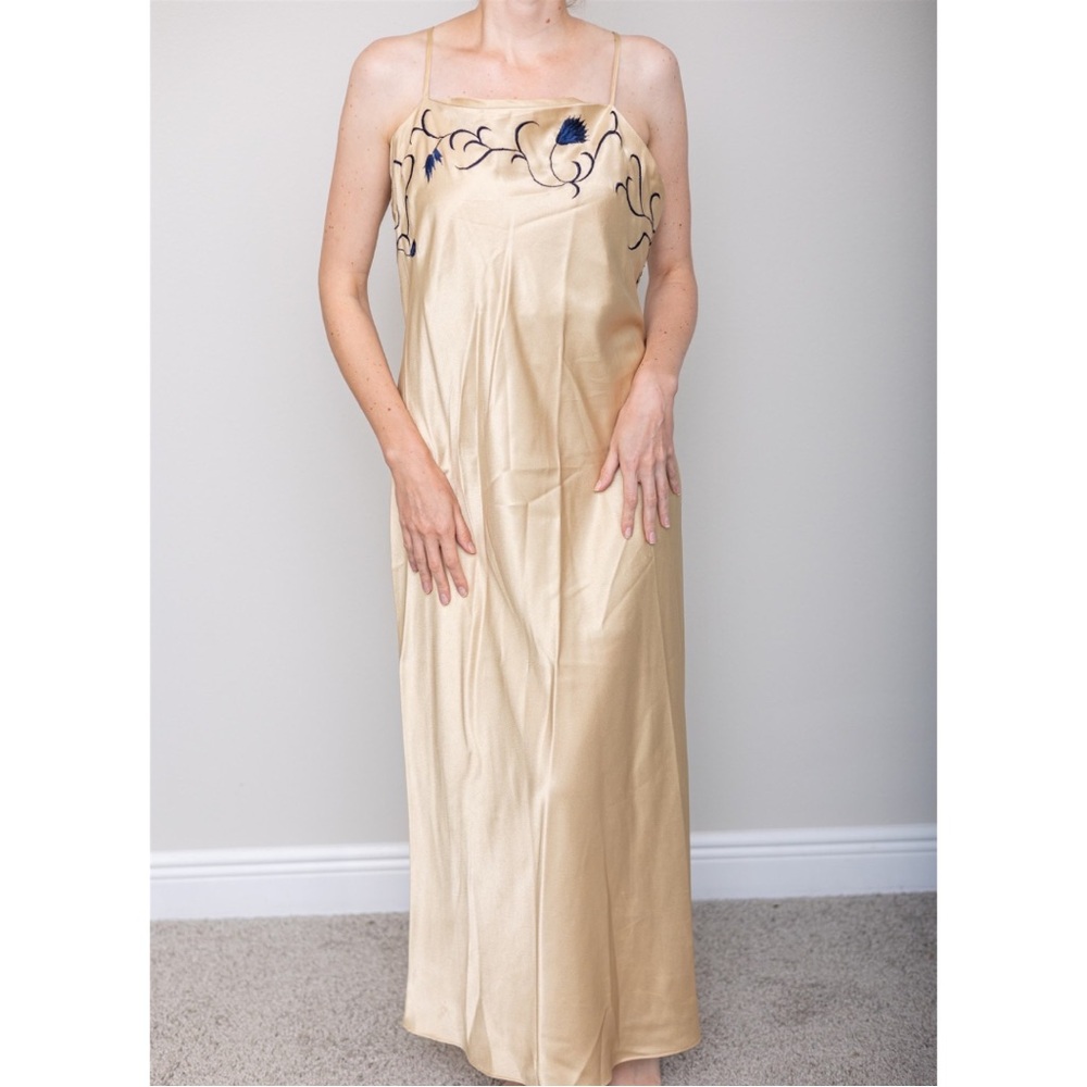 80s vintage Natori Gold and Dark Blue Embrodiered Nightgown - Picture 10 of 10